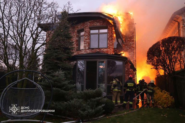 Bombeiros tentam apagar incêndio em uma casa após um ataque aéreo em Dnipro, centro-leste da Ucrânia, em 21 de novembro de 2024