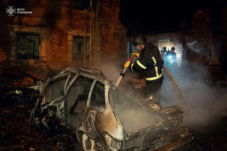 Bombeiros ucranianos trabalham após um ataque aéreo russo em Sumy em 22 de novembro de 2024