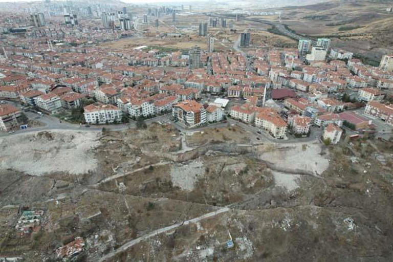 Ankara'da bu mahalle kabusu yaşıyor: Altımız boş, her gün toprak kayıyor