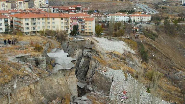 Ankara'da bu mahalle kabusu yaşıyor: Altımız boş, her gün toprak kayıyor