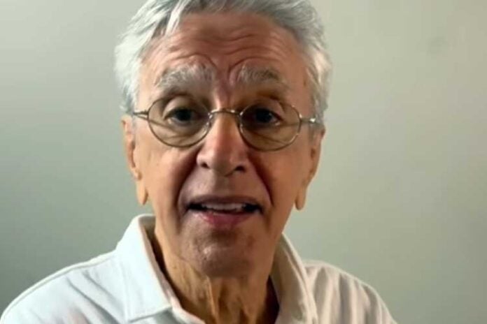 Caetano Veloso é parado em blitz e surpreendido com pedido de agente de trânsito