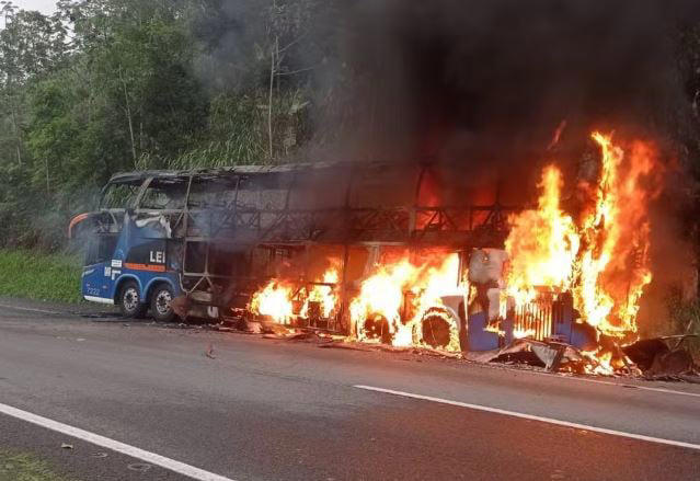 Passageiro incendeia ônibus em que viajava com outras 45 pessoas