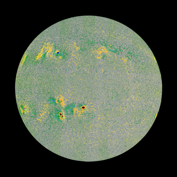 Deze afbeelding toont de richting van het magnetische veld op de zonneschijf, gezien vanuit onze blikrichting. Dit soort kaart wordt ook wel een ‘magnetogram’ genoemd. Afbeelding: ESA & NASA/Solar Orbiter/PHI Team