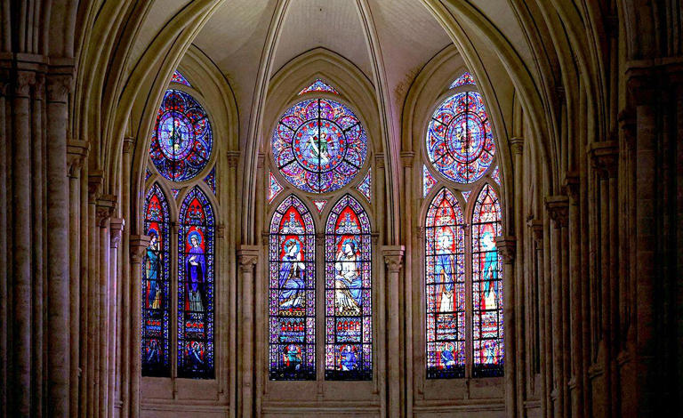 Os vitrais foram cuidadosamente restaurados em toda a catedral, limpando décadas de sujeira e fuligem