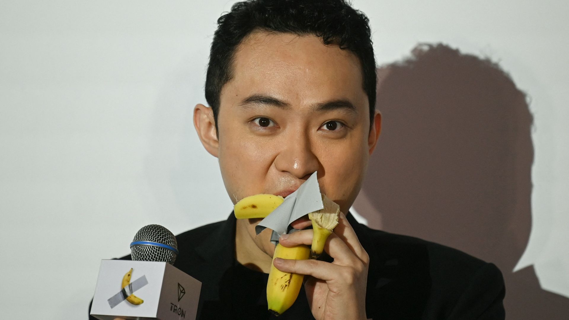 Krypto Milliardär Justin Sun kauft Banane für 6 Millionen Dollar und ...