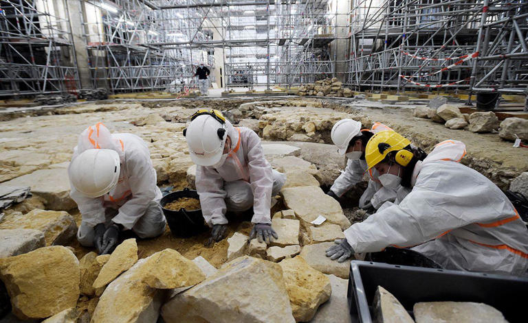 Arqueólogos realizaram grandes trabalhos de escavação no piso da catedral em 2022