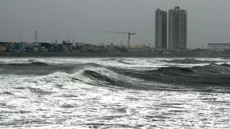 Cyclone Fengal Landfall: Cyclone Fengal due to strike the coasts of Tamil  Nadu, Puducherry