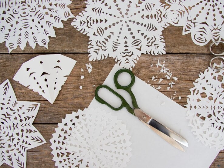 Winter-Deko selbst gemacht: Schneeflocken aus einfachen Materialien basteln
