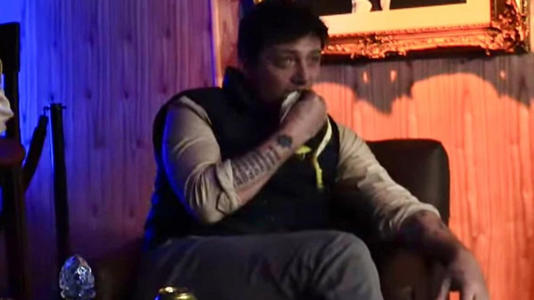 Santiago Caputo fue al programa del Gordo Dan y comió bananas de 