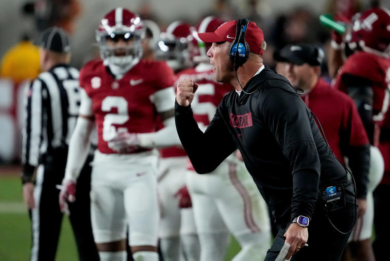  Foto zu 2026 California offensive lineman commits to Alabama football. What it 