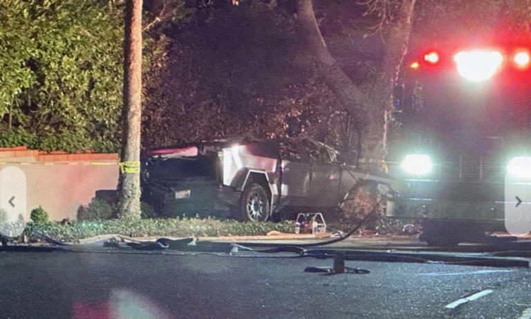 IMÁGENES FUERTES: Cybertruck se estrella por una falla en el sistema, se  incendia y mueren 3 personas