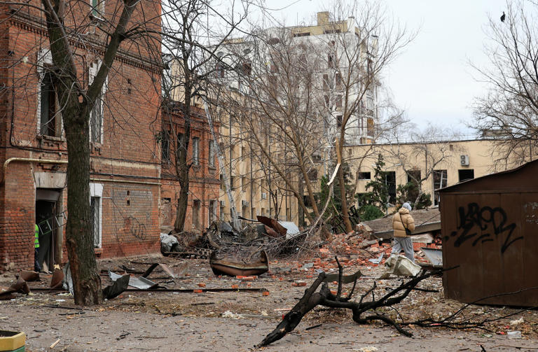 Daños causado por un ataque ruso con misiles contra el centro de Járkov, el día 25.