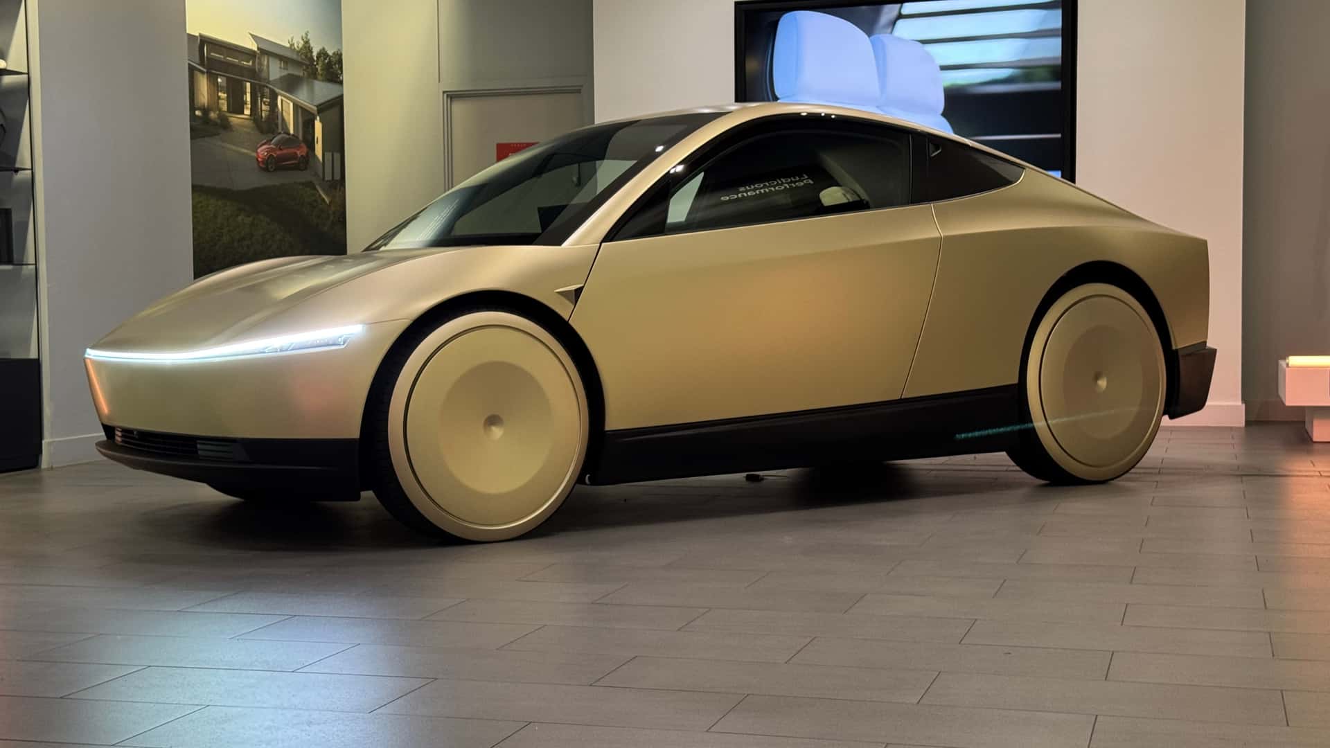 Il Tesla Cybercab visto dal vivo