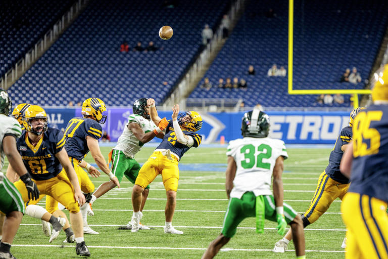 Cass Tech freshman QB, Big Ten football recruit steps up on state ...