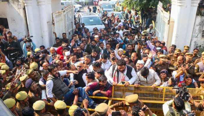 Sambhal Violence: Scuffle Erupts Between Cong Leaders, Police Outside Party  Office In Lucknow
