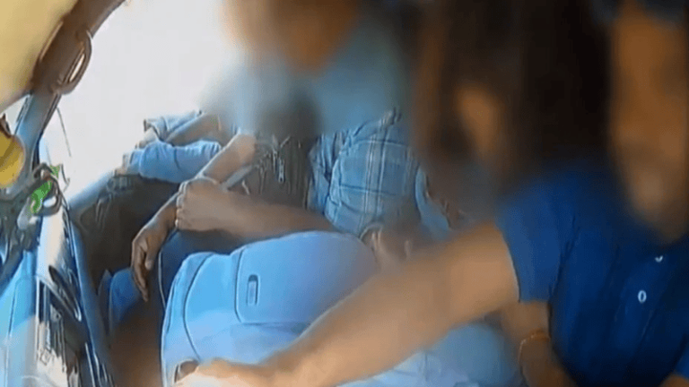 "Este maldi.., este puer..", chófer toca a jovencita que se quedó dormida y las cámaras lo graban. Foto captura video