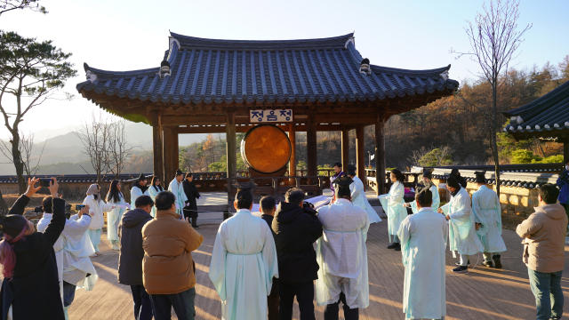 [포토뉴스]영주 선비세상에 설치된 전통북 '자하고'