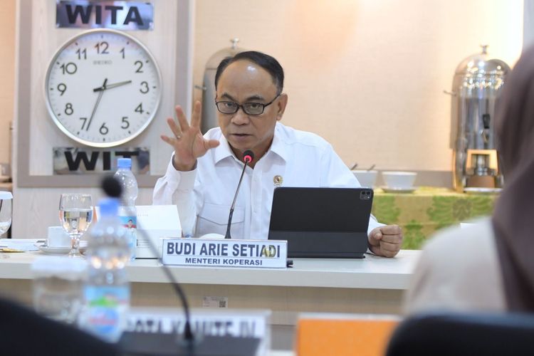 Menteri Koperasi Budi Arie Setiadi mengungkap setidaknya ada tujuh tantangan dalam penguatan produksi susu sapi lewat koperasi. Tujuh tantangan itu dipaparkan Menkop Budi Arie saat rapat kerja dengan Komisi IV Dewan Perwakilan Daerah (DPD) RI di Jakarta, Senin (9/12/2024).