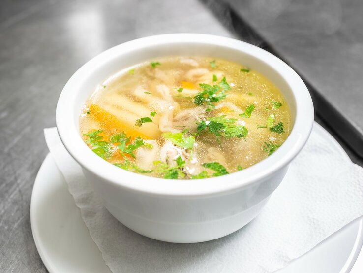 Hühnersuppe bei Erkältung: Rezept für deine Gesundheit!