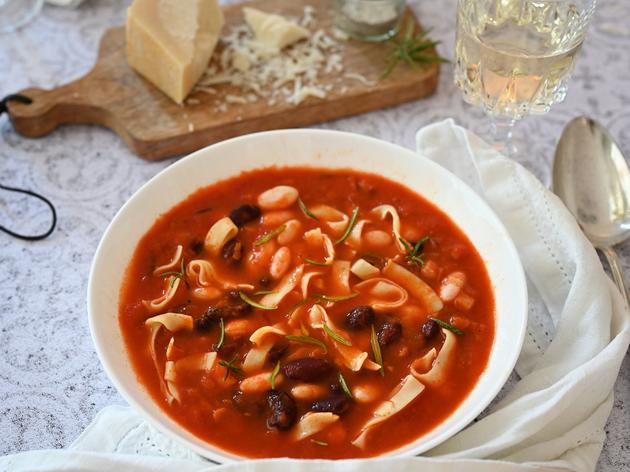 Kräftig und gehaltvoll: Tomatensuppe mit Bohnen und Pancetta