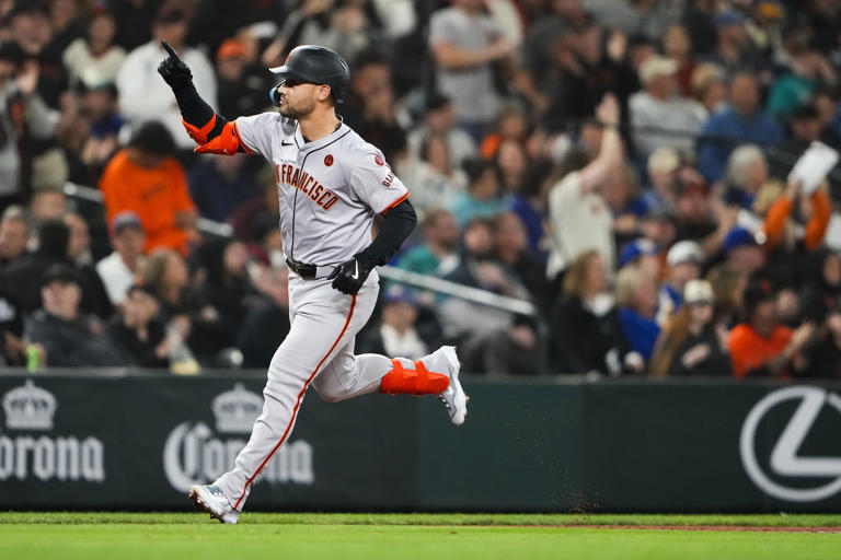 ARCHIVO - Michael Conforto, de los Gigantes de San Francisco, recorre las bases luego de conectar un jonrón ante los Marineros de Seattle, el 23 de agosto de 2024 (AP Foto/Lindsey Wasson, archivo)