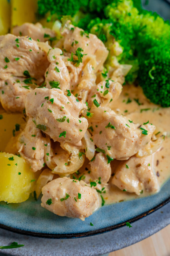 Zwiebel-Sahne-Geschnetzeltes im Topf –schnell, einfach &amp; Lecker