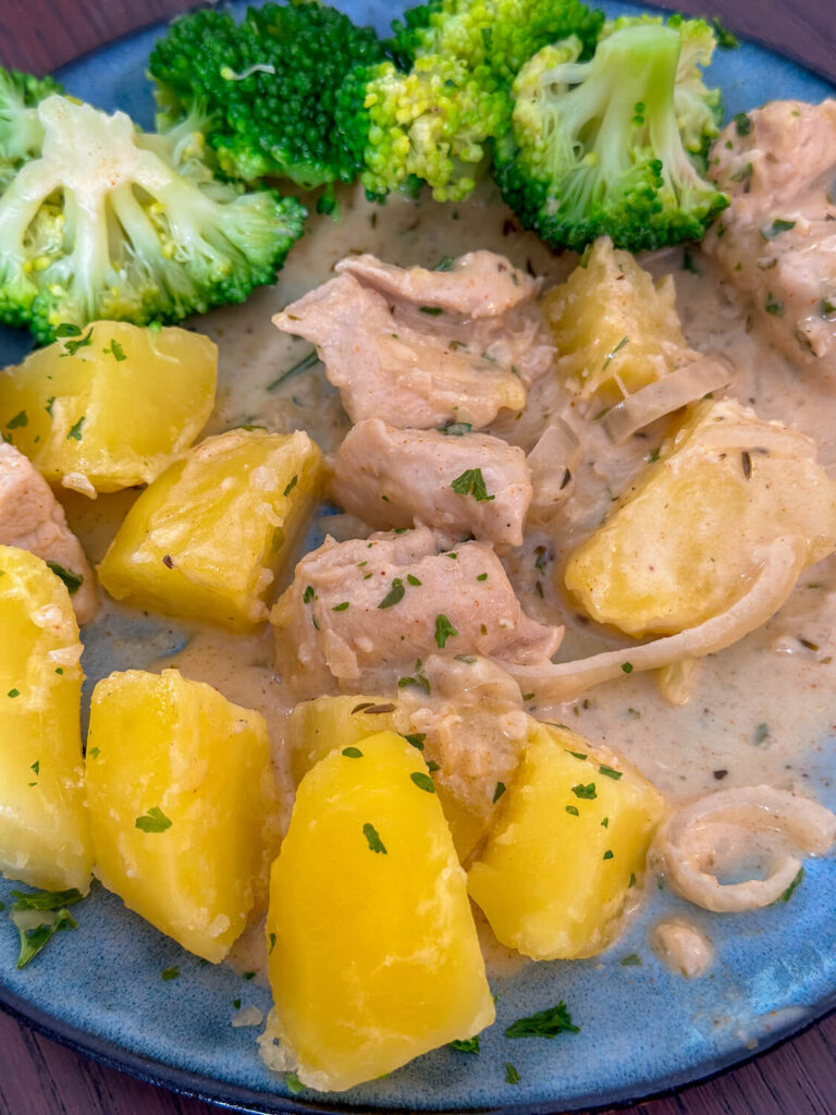 Zwiebel-Sahne-Geschnetzeltes im Topf –schnell, einfach &amp; Lecker