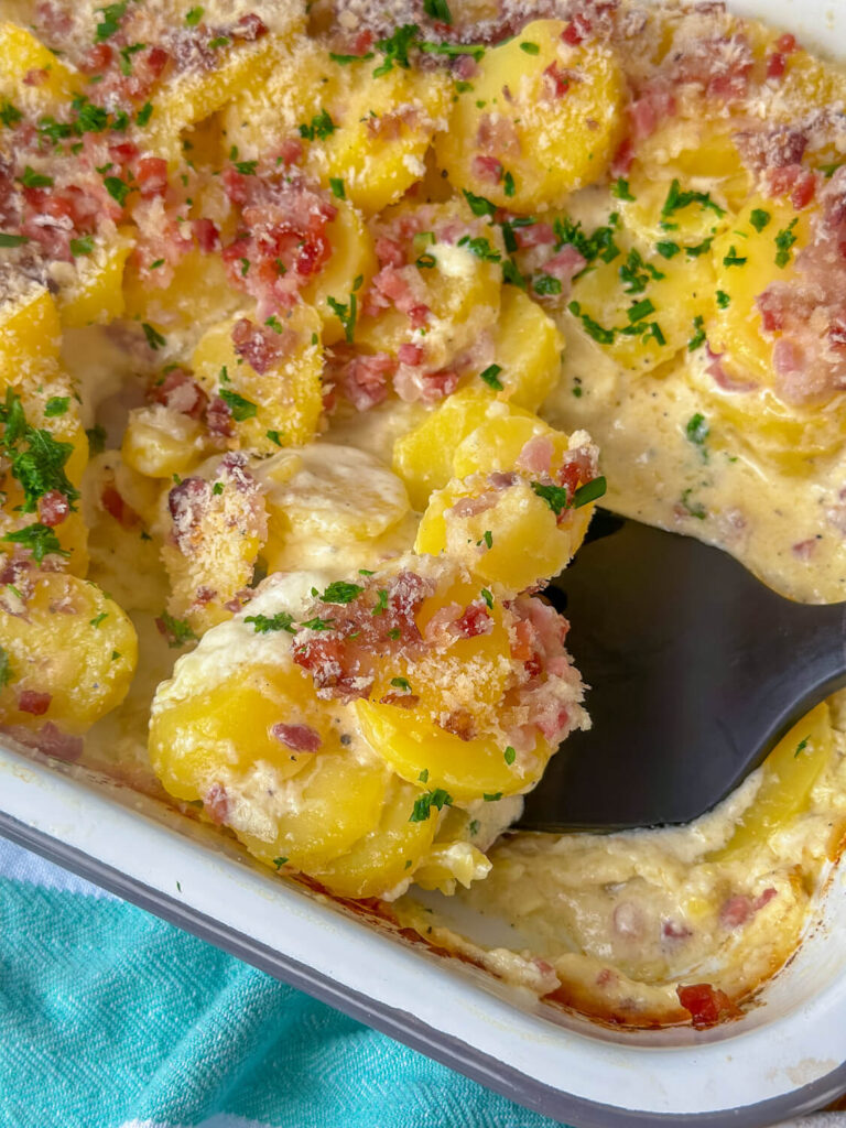 Carbonara Kartoffelauflauf - mega leckeres Ofengericht mit Schinken