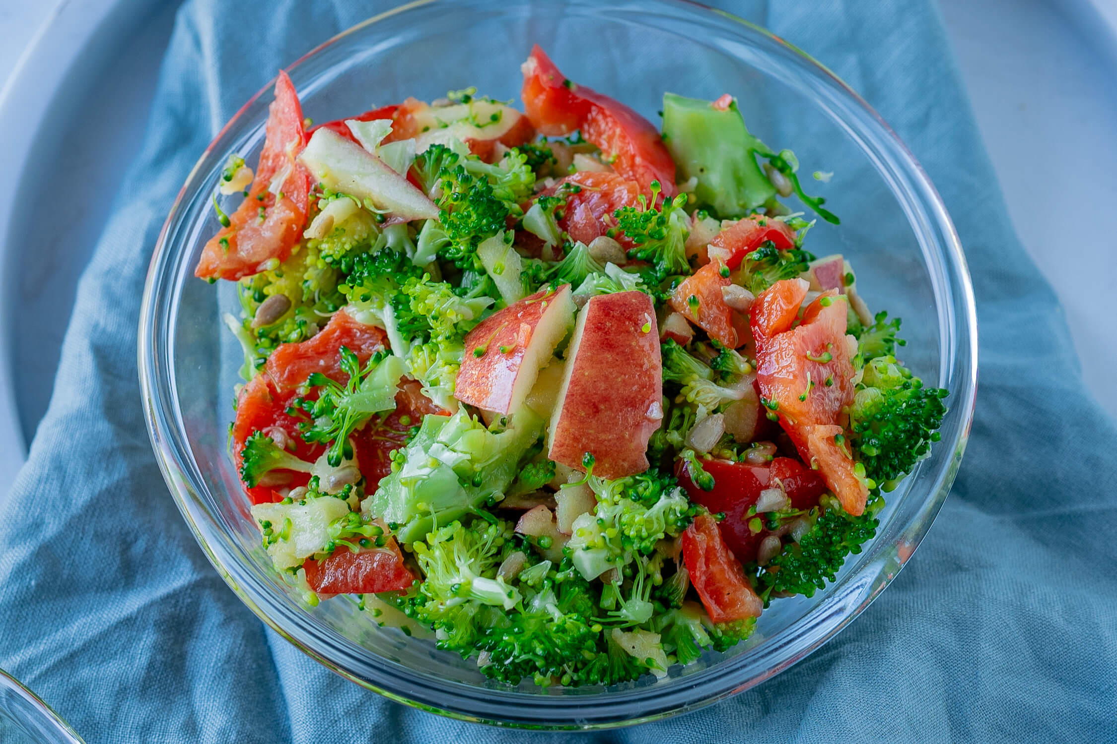 Brokkoli Salat mit Apfel und Honig Senf Dressing