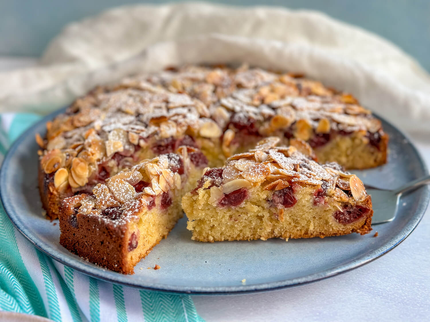 Kirsch Marzipan Kuchen - einfaches Rezept für saftigen Kirschkuchen mit ...