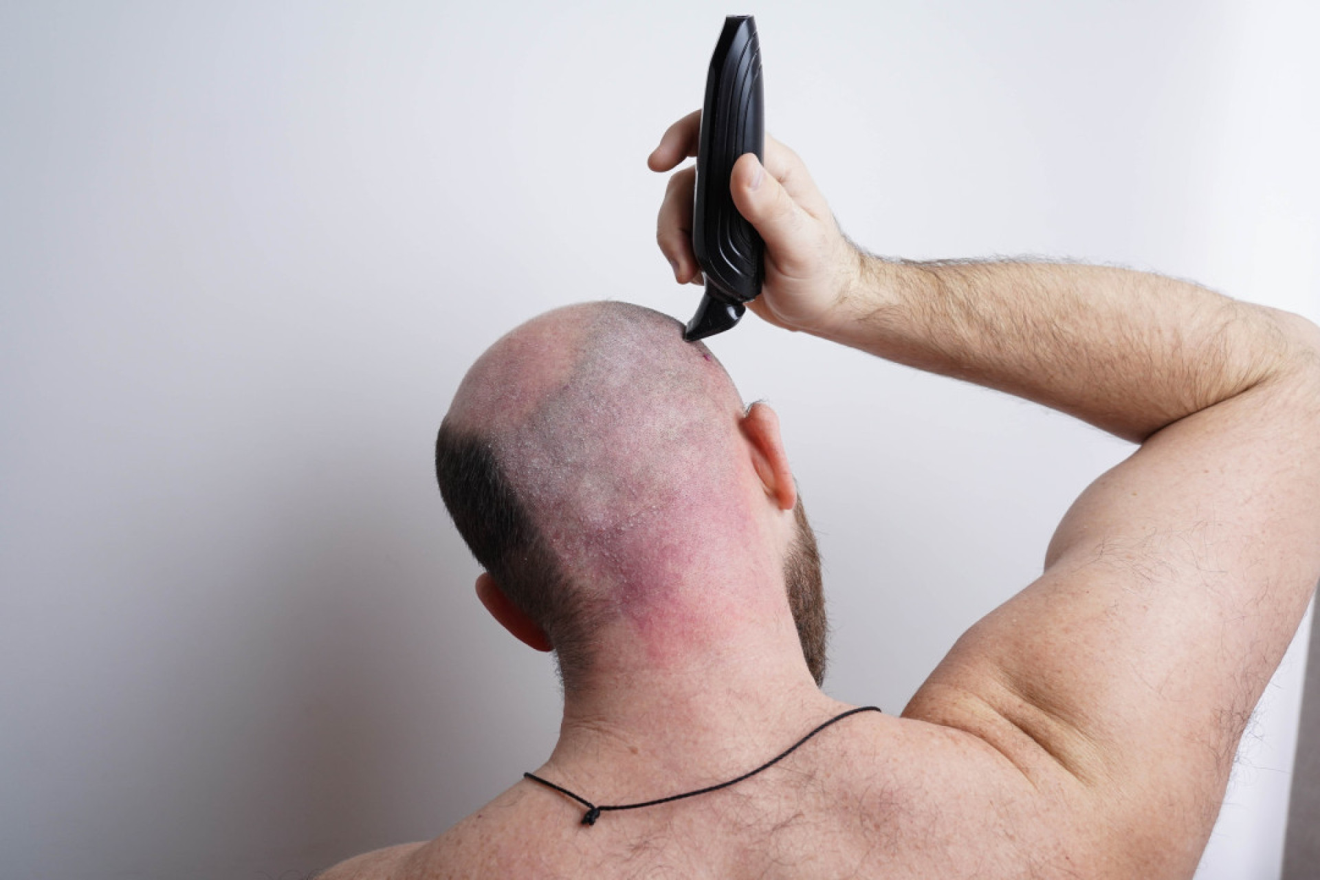 Homens não devem cortar o cabelo nem se barbear