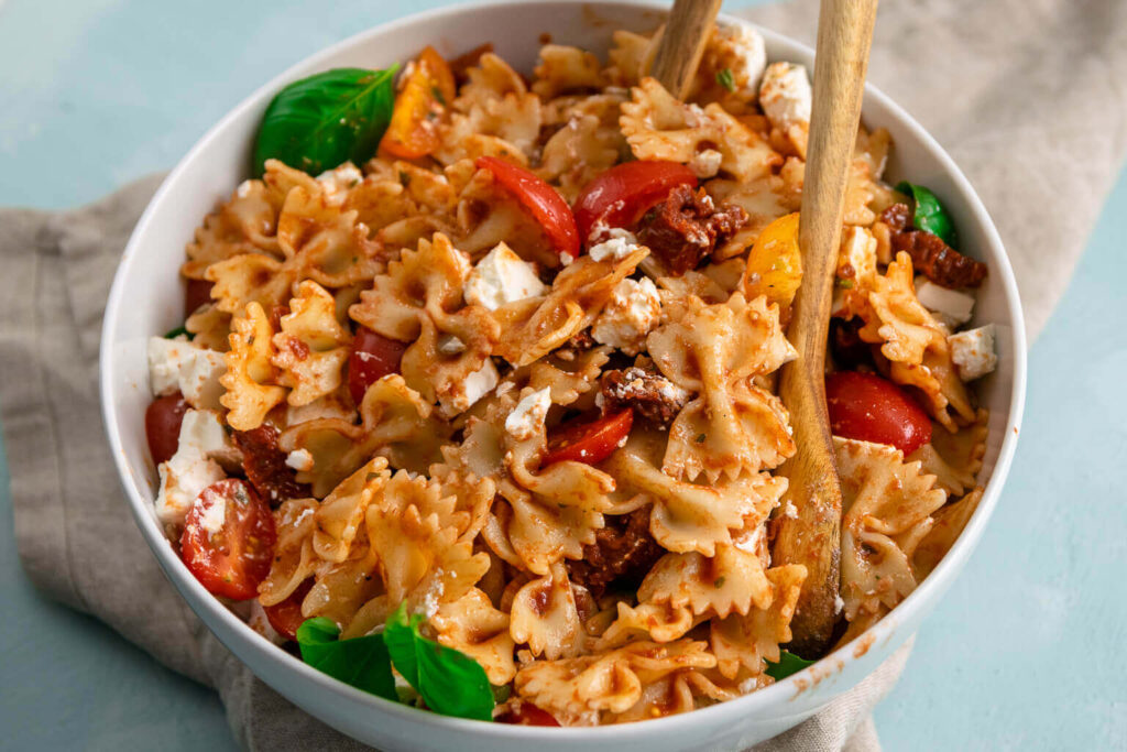 Mediterraner Nudelsalat mit Tomatendressing - einfach und lecker