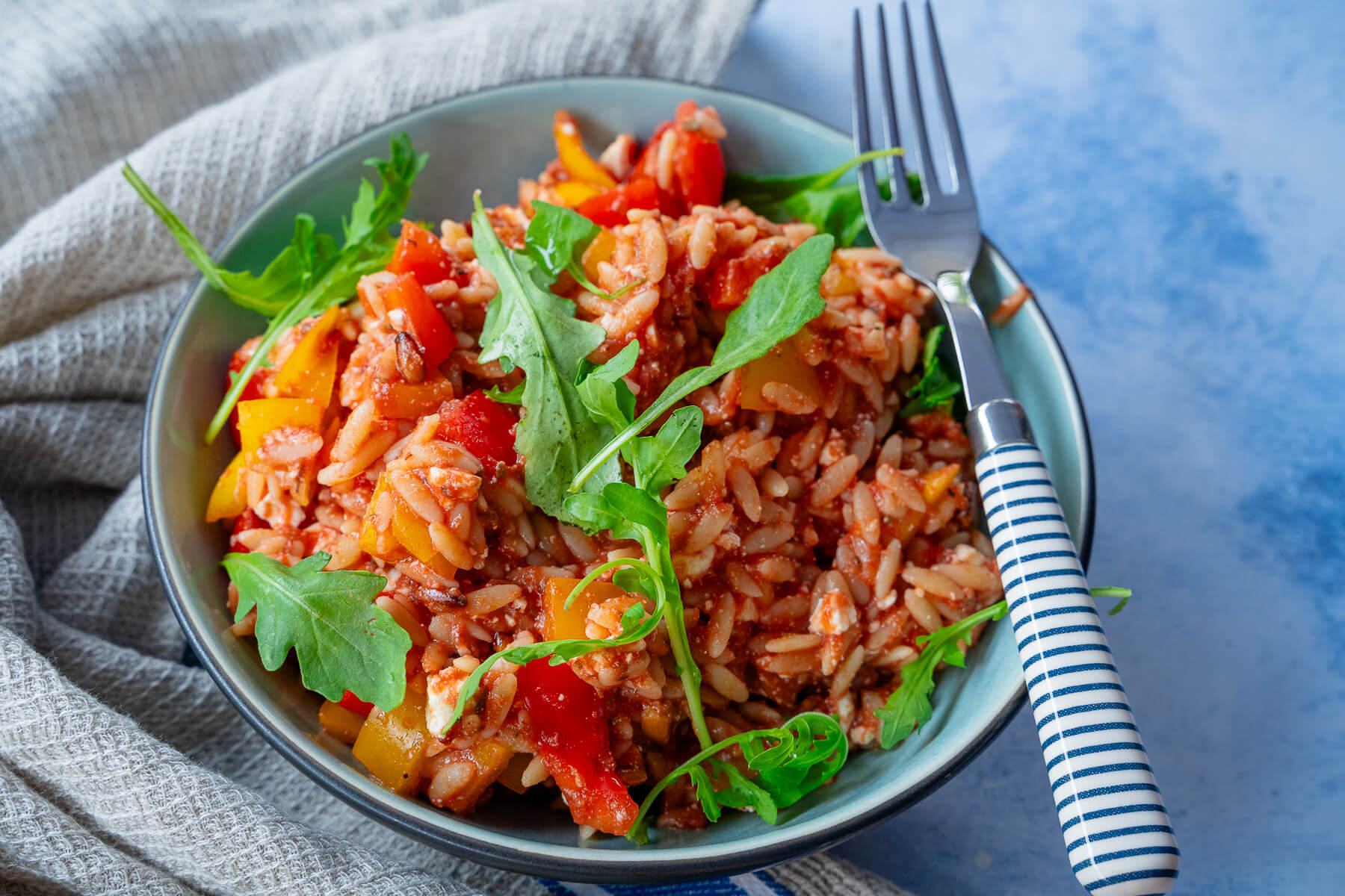 Griechischer Kritharaki Salat mit Feta - Nudelsalat mit mediterranem ...