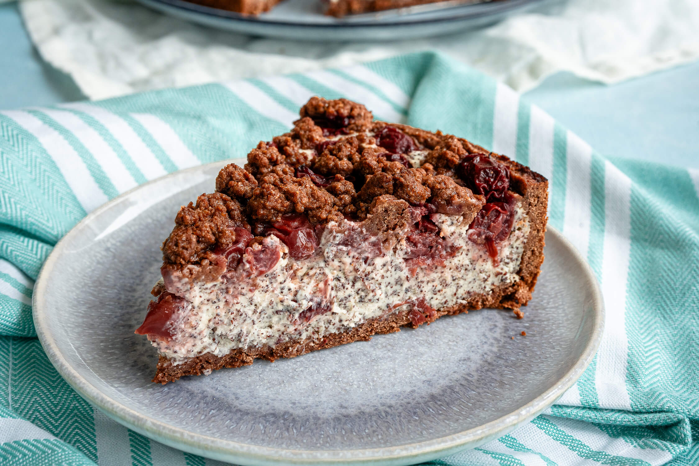 Saftiger Mohnkuchen mit Kirschen, Quark und Schoko Streuseln