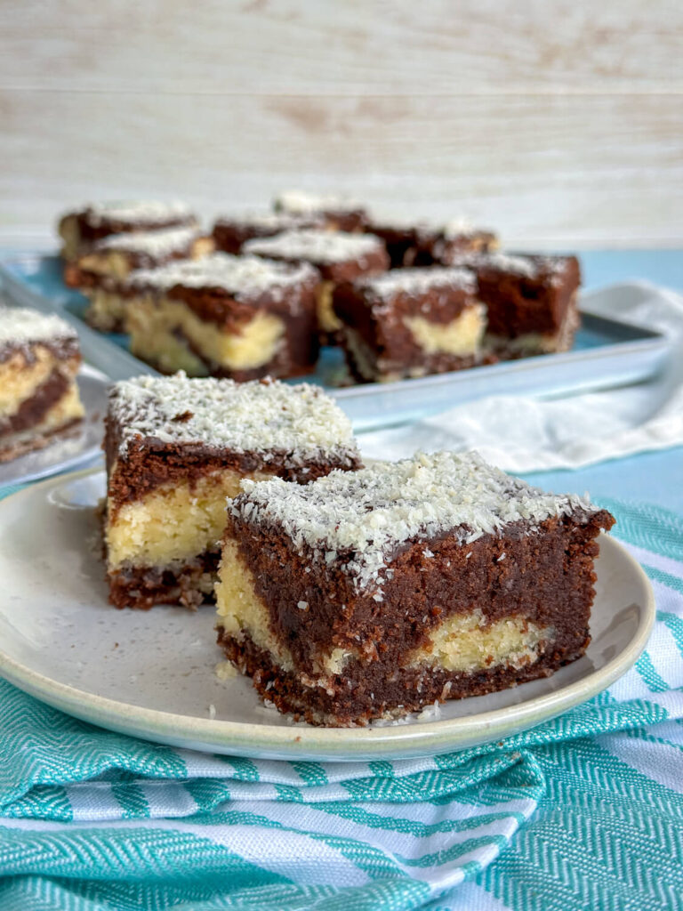 Bounty Kuchen - saftiger Kuchen Kokoskuchen vom Blech