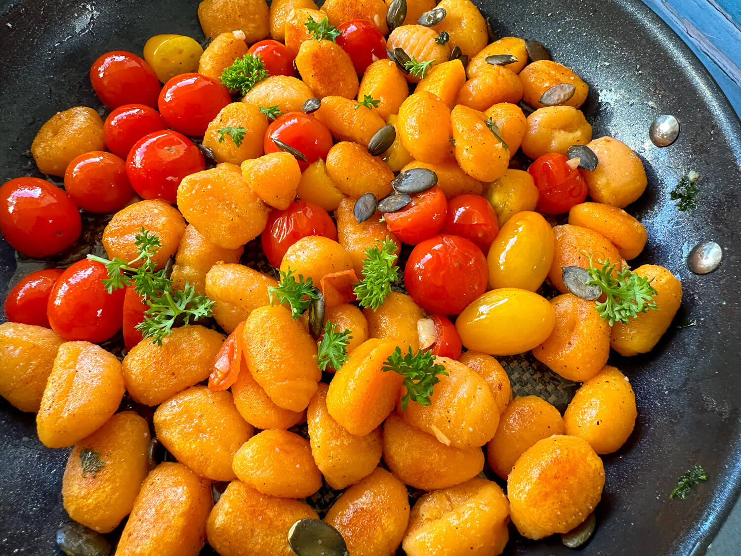 Süßkartoffel Gnocchi mit Tomaten - Blitzrezept aus der Pfanne