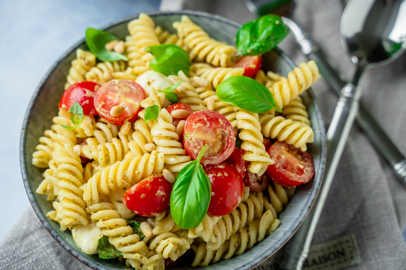 Pesto Nudelsalat mit nur 4 Zutaten - leckeres Blitz-Rezent