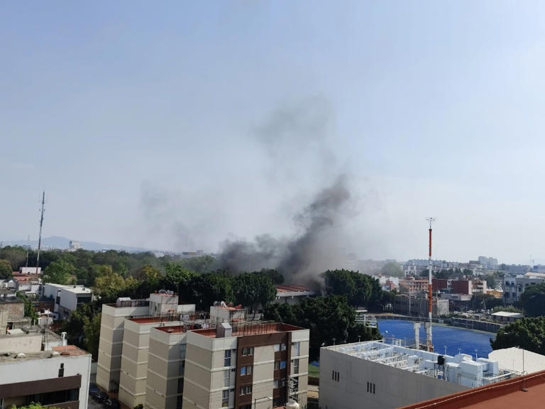 Desalojan a trabajadores de la alcaldía BJ por incendio en bodega