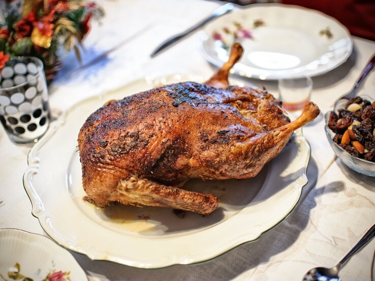 Entenbraten: Festlich mit Backpflaumen und Apfel gefüllt