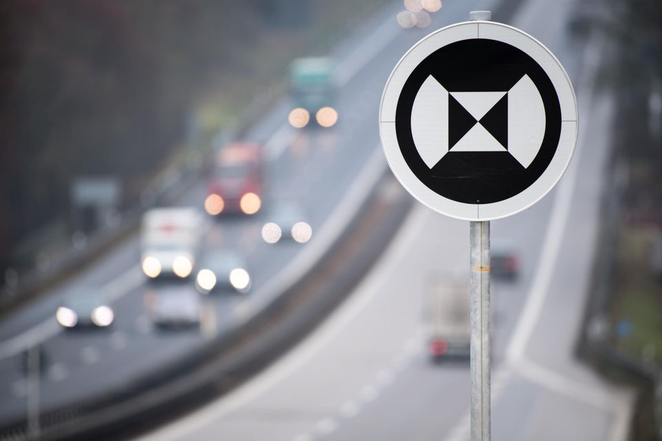 Rundes Schwarz Weisses Verkehrsschild Auf Autobahn Was Hat Es Zu Bedeuten