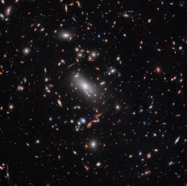 Het beeld van James Webb waarin onderzoekers Firefly Sparkle ontdekten. Door de vervorming van het beeld in een lange boog, konden de onderzoekers 10 afzonderlijke sterrenclusters identificeren die het meeste licht uitstralen. Afbeelding: NASA, ESA, CSA, STScI, C. Willott (NRC-Canada), L. Mowla (Wellesley College), K. Iyer (Colombia)