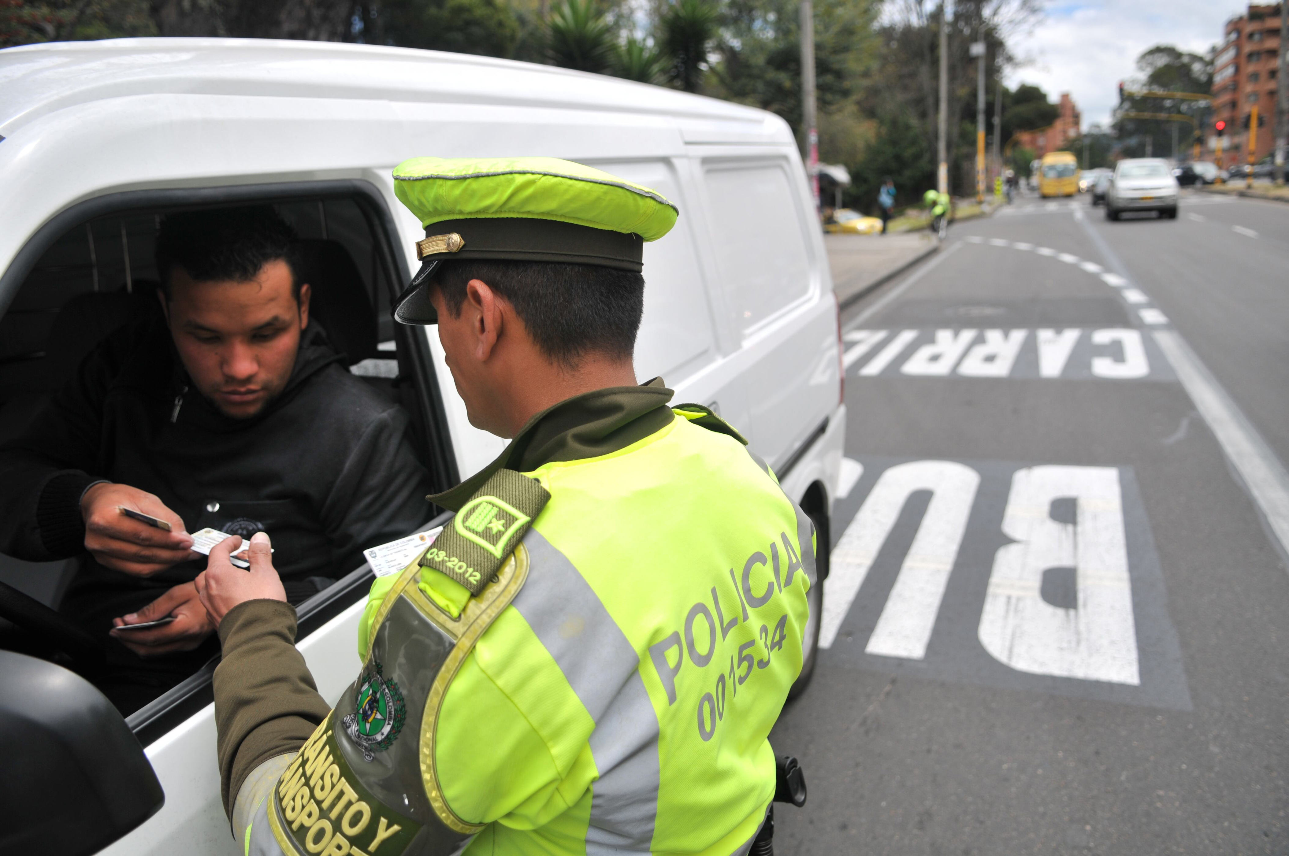 Cuánto es la multa por usar el celular mientras maneja en Colombia