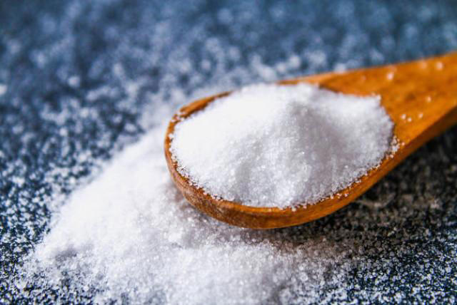 La sal de Epsom se utiliza para relajar los músculos y aliviar el dolor de hombros. iStock