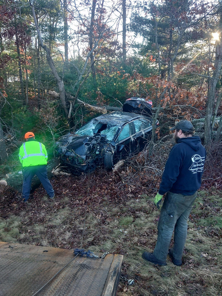 Car crashes into woods off I-95 in Exeter