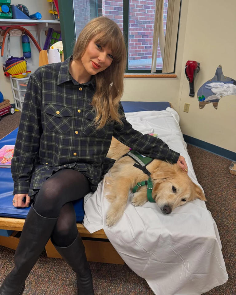 @TailsofKCfacilitydogs shared a look at Taylor Swift visiting Children's Mercy Hospital on Dec. 12. (Image credit: @tailsofkcfacilitydogs)