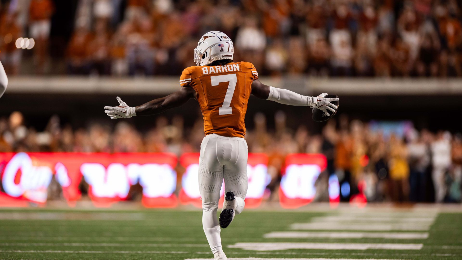 Texas CB Jahdae Barron Wins The Thorpe Award