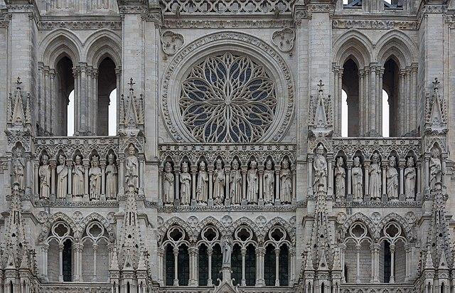 La rose de onze mètres de diamètre et le foisonnement de décorations ont fait de la façade la cathédrale d’Amiens un chef-d’œuvre.