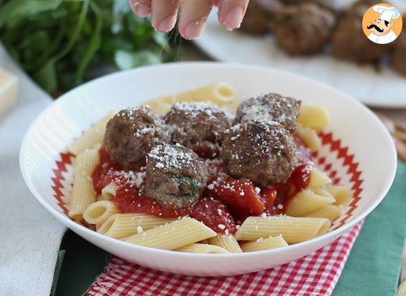 Hackbällchen aus rindfleisch und parmesan