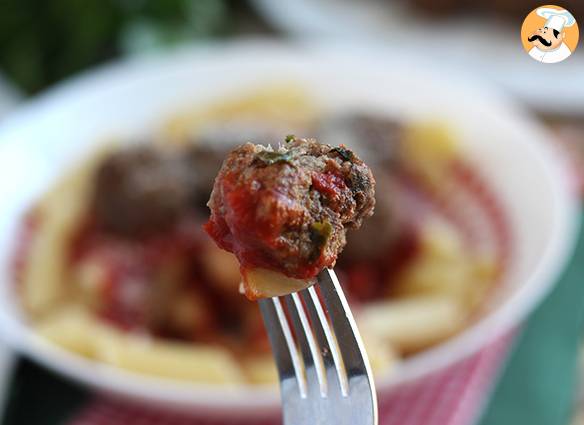 Hackbällchen aus rindfleisch und parmesan