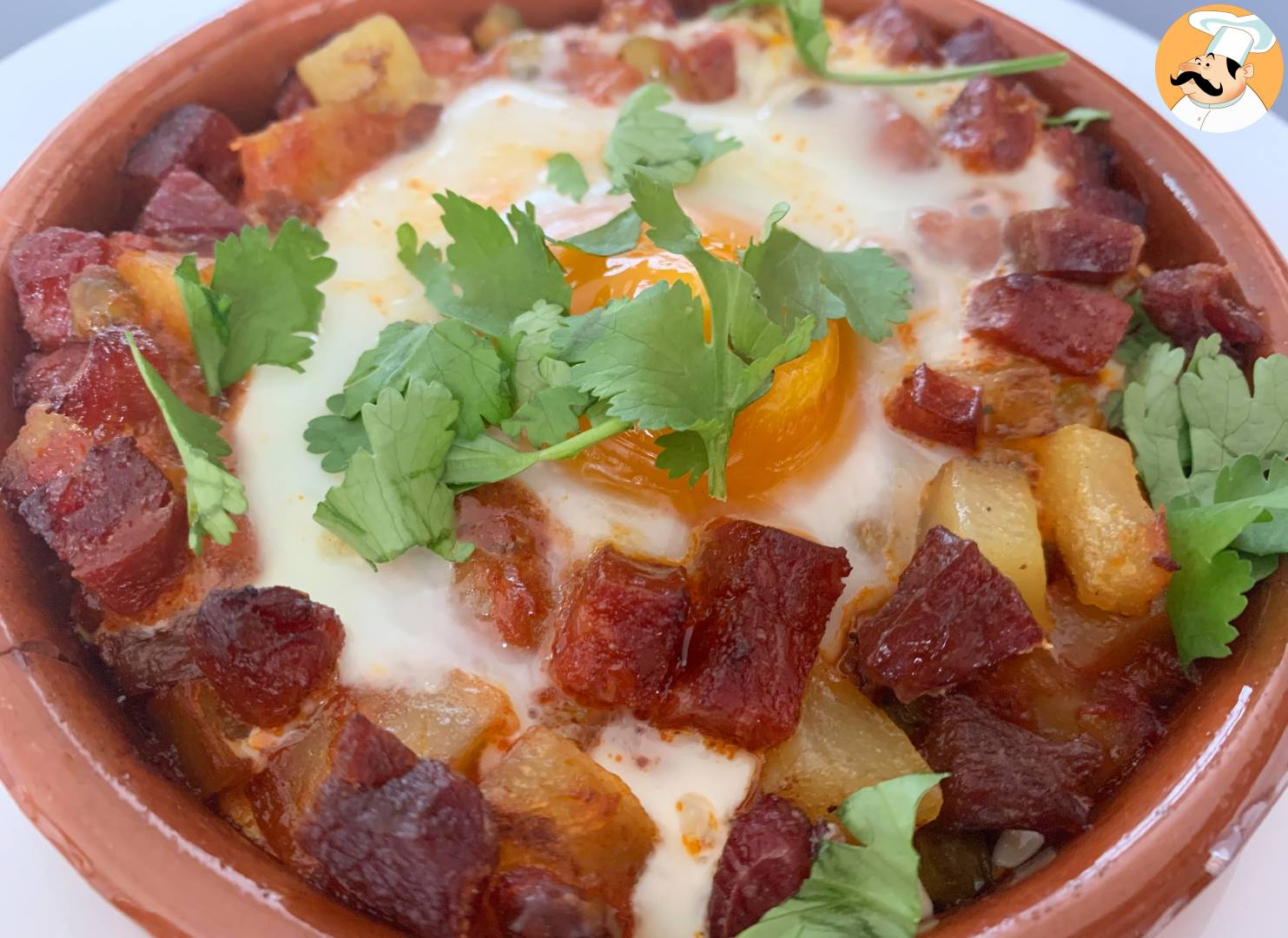 Eier nach flamenco-art mit kartoffeln und chorizo-wurst